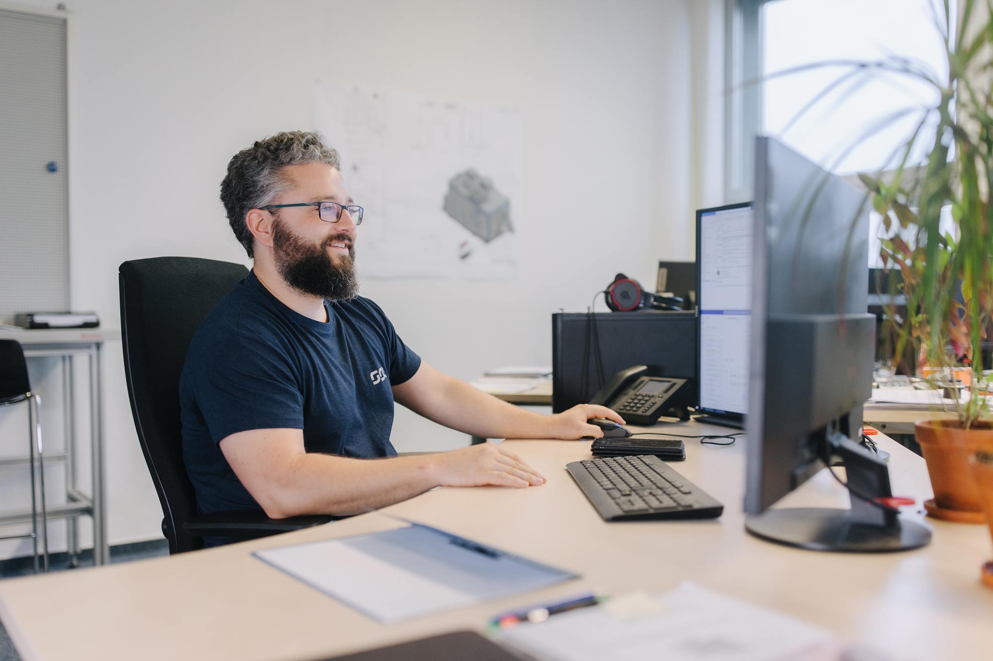 Ein Mann bei der Arbeit am Computer
