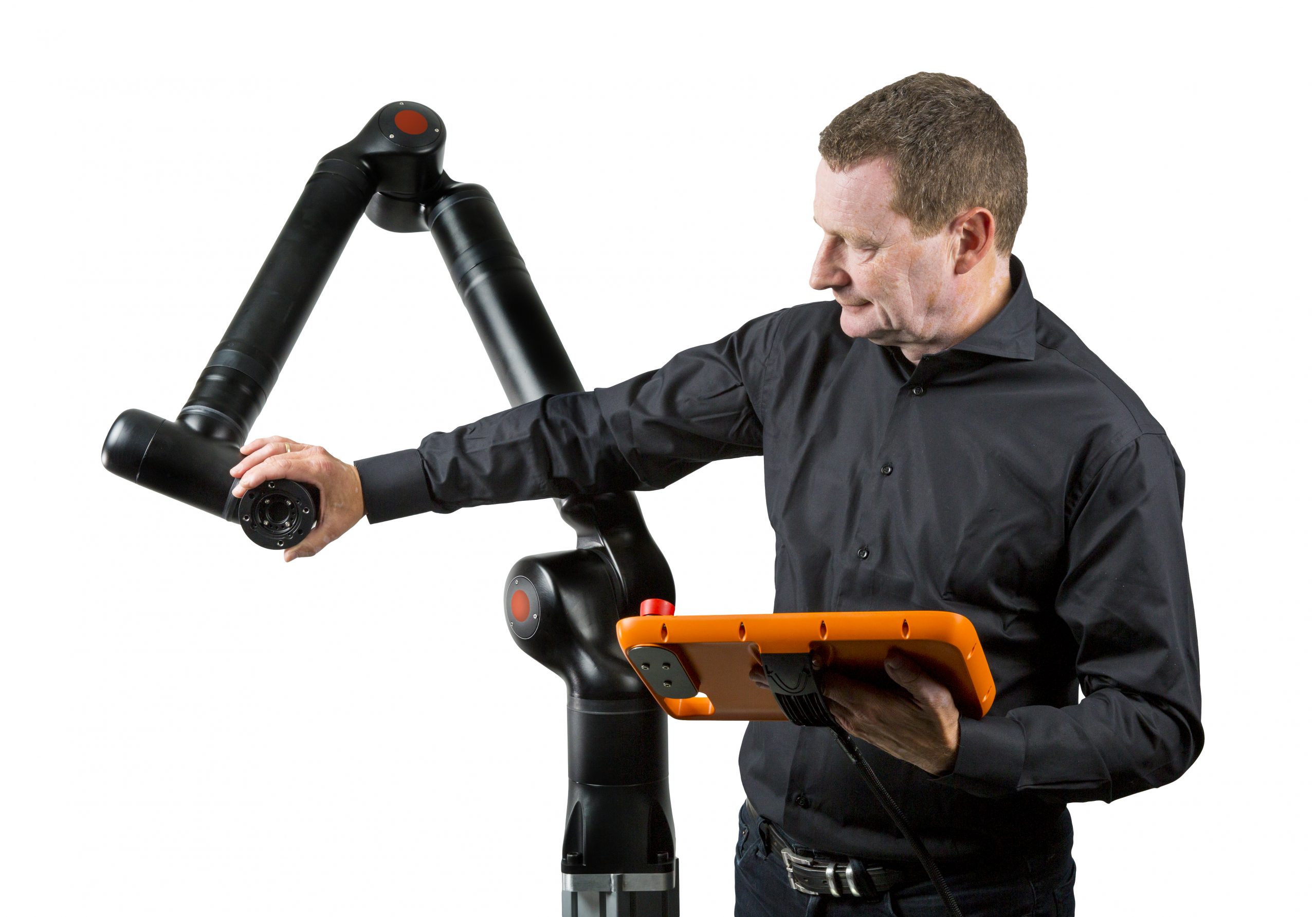 Mann justiert den Cobot